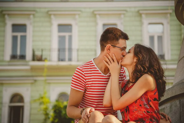 Beautiful Young Smiling Couple Love Kissing Hugging Sitting Outdoors Green — Zdjęcie stockowe