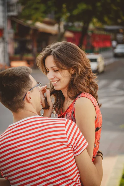 Cute Young Smiling Couple Love Laughing Hugging Sitting Outdoors Green — Stockfoto