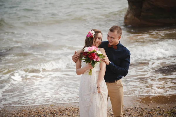 Cerimônia Casamento Livre Praia Perto Mar Elegante Feliz Sorriso Noivo — Fotografia de Stock