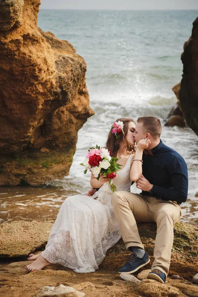 Outdoor Beach Wedding Ceremony Ocean Romantic Happy Couple Kissing Stones — Fotografia de Stock