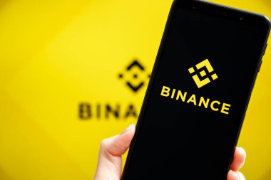 Ukrayna, Odessa - 9 Ekim 2021: Binance uygulaması arka planda Binance logosu ile akıllı telefon ekranında çalışan el bilgisayarı. Binance kripto döviz ve ticaret platformudur.
