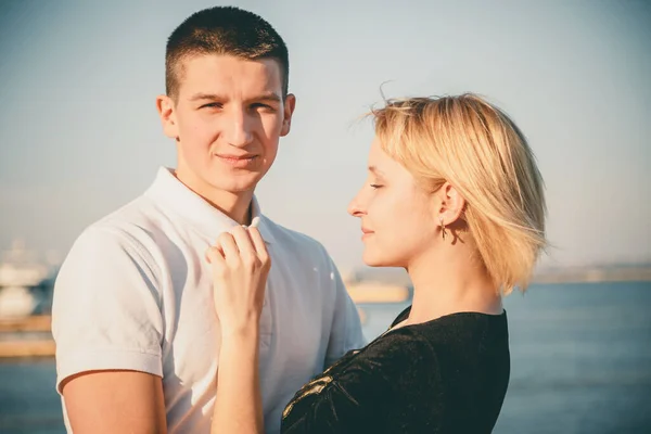 Close Cute Young Beautiful Couple Pier Sunset Man Hugging His — Stockfoto