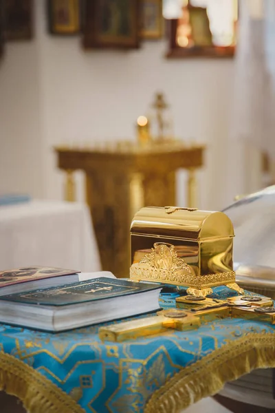 Kirkossa Ristiäiset Kultaiset Uskonnolliset Ruokailuvälineet Raamattu Risti Rukouskirja Missal Yksityiskohdat — kuvapankkivalokuva
