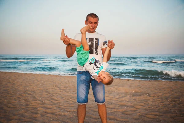 Lycklig Far Och Son Spelar Tillsammans Stranden — Stockfoto