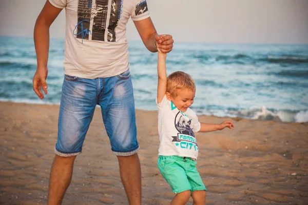 Glücklicher Vater Und Sohn Beim Gemeinsamen Spielen Strand — Stockfoto