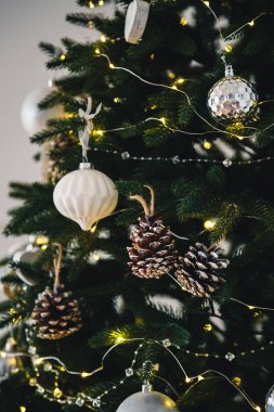 Sarı Noel ışıkları, oyuncaklar ve konilerle Noel ağacını kapatın. Xmas ve Yeni Yıl konsepti.