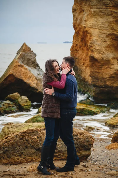 Sahilde kucaklaşan romantik ve çekici genç bir çift..