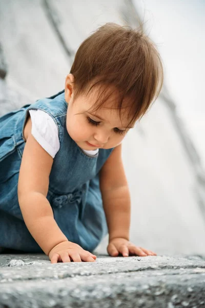 Close Small Baby Girl Jeans Dress Trying Make First Steps — Stock Photo, Image