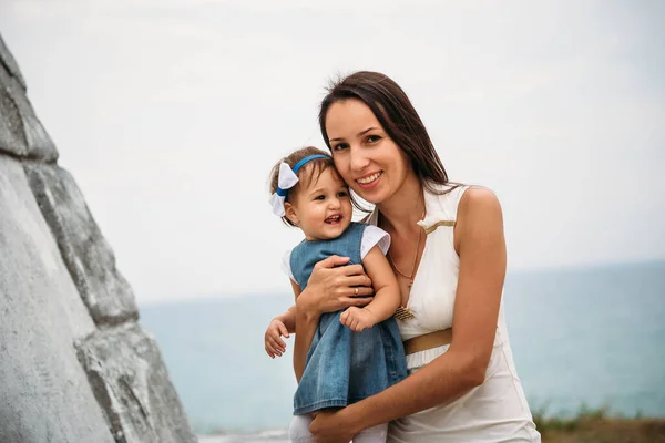 Lycklig Ung Mamma Med Liten Dotter Händerna Kramas Nära Fyren — Stockfoto