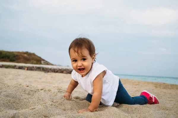 Küçük Bebek Beyaz Tişörtlü Küçük Kız Sahilde Kumlarda Sürünüyor — Stok fotoğraf