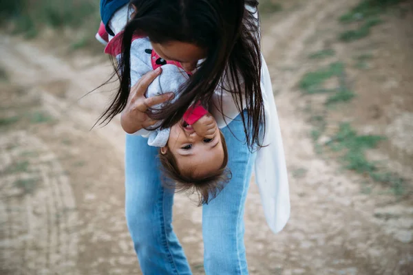 Küçük Kızıyla Oynayan Mutlu Genç Bir Anne Küçük Kızı Ters — Stok fotoğraf