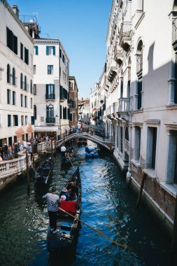 Venedik, İtalya - 9 Eylül 2018: Venedik, İtalya 'da gondollu meşhur Rio del Palazzo Kanalı manzarası.