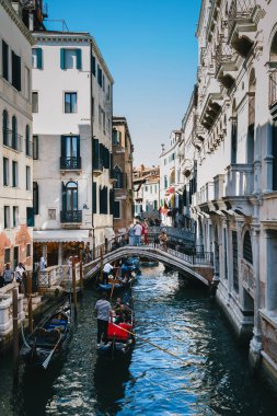 Venedik, İtalya - 9 Eylül 2018: Venedik, İtalya 'da gondollu meşhur Rio del Palazzo Kanalı manzarası.