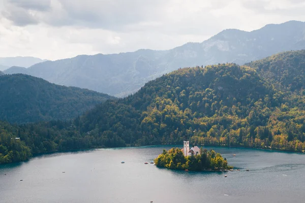 Close Aerial View Bled Island Lake Bled Slovenia Surrounded Mountains — Fotografia de Stock