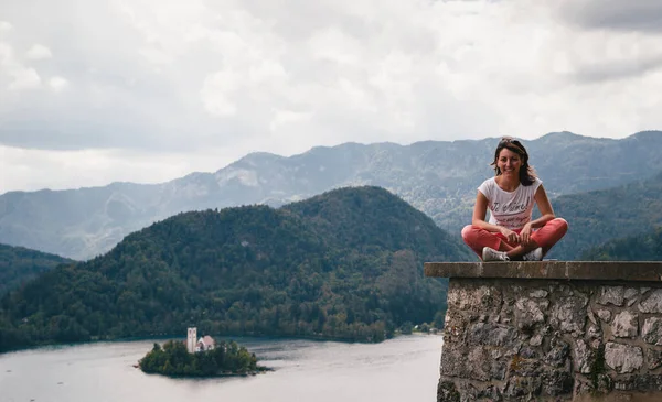 Young Smiling Woman Tourist Sitting Bled Castle Wall Lake Bled — Stockfoto