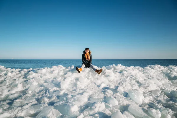 Young Smiling Woman Sitting Top Frozen Sea Ice Blocks Coast — Stockfoto