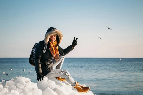 Young Smiling Woman Sitting Top Sea Ice Blocks Coast Holding — 스톡 사진