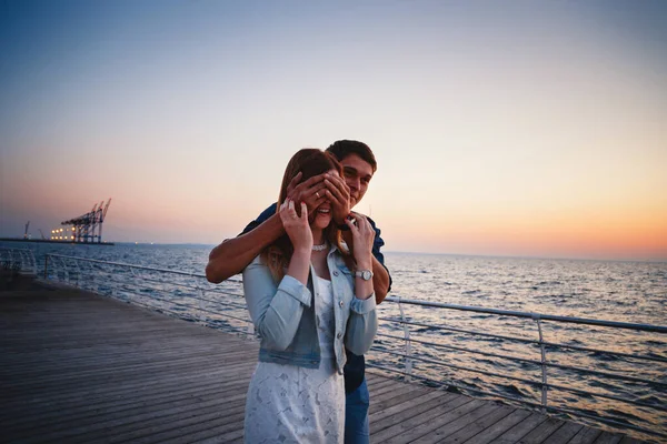 Surprise Moment Young Boyfriend Covering His Woman Eyes Doing Surprise — Stockfoto