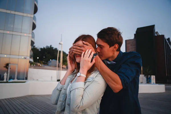 Surprise Moment Young Boyfriend Covering His Woman Eyes Doing Surprise — Stockfoto