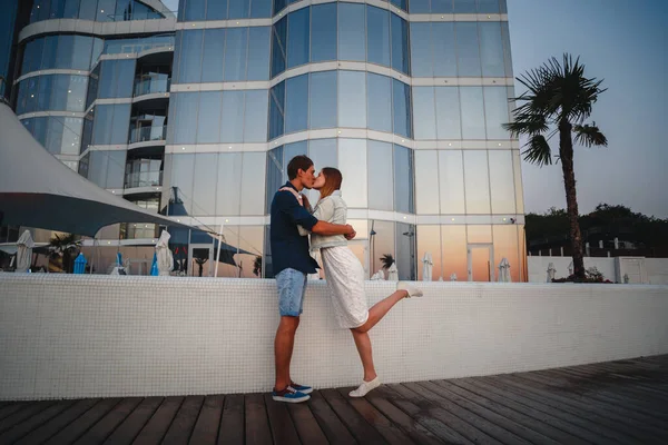 Hugging Kissing Couple Sunrise Sky Summer Time City Urban Background — Stockfoto