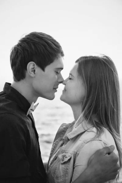 Close Couple Hugging Beach Sunrise Sky Summer Time — Stockfoto