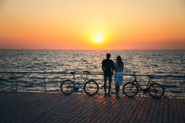 Casal Jovens Viajantes Abraçando Praia Observando Nascer Sol Convés Madeira — Fotografia de Stock
