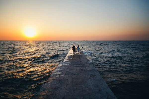 Young Couple Running Pier Sunrise Sun Beach Summer Time — Fotografia de Stock