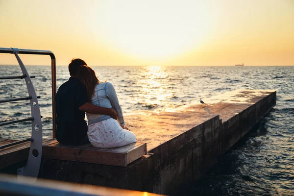 Young Couple Sitting Watching Sunrise Beach Back View Seashore Summer — Fotografia de Stock