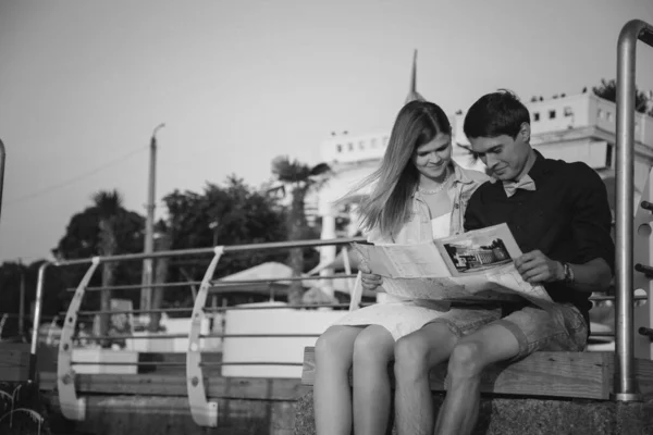 Odessa Ukraine August 2015 Close Happy Young Couple Sitting Wooden — Stockfoto