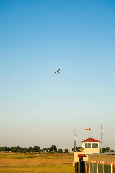 Motor Hang Glider Passengers Flying Aerodrome Clear Blue Sky — Fotografia de Stock