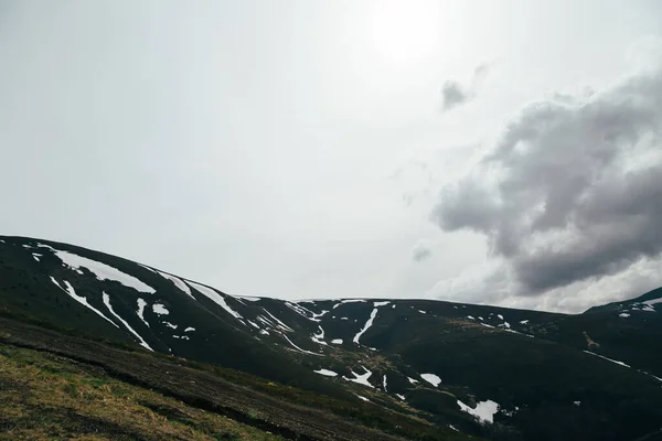 Lente Bergen Prachtig Berglandschap Met Sneeuw Noordelijke Helling — Stockfoto