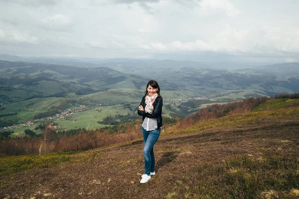 Happy Smiling Tourist Girl Blue Jeans Striped Shirt Hiking Mountains — Stockfoto