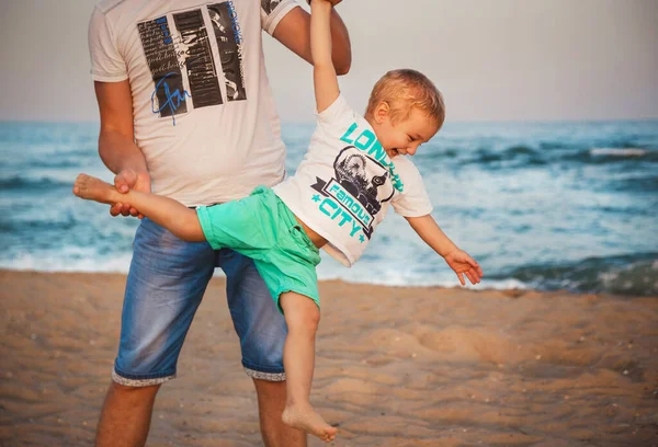 Glücklicher Vater Und Sohn Beim Gemeinsamen Spielen Strand — Stockfoto