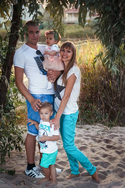 Young Family Babies Park — Foto Stock