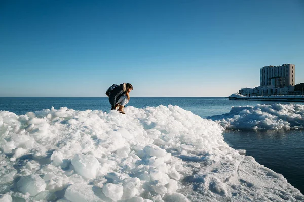 Young Smiling Woman Sitting Top Sea Ice Blocks Coast Holding — Stockfoto