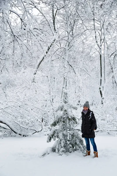 Young Smiling Woman Standing Small Fir Tree Snow Covered Winter — Stock fotografie