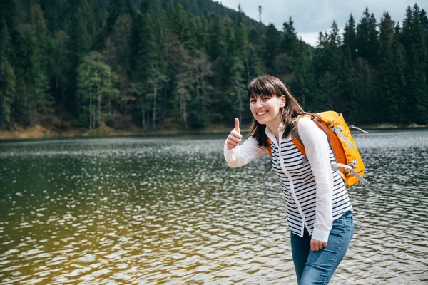 Young Happy Smiling Girl Orange Backpack Standing Bank Mountain Lake — Stockfoto