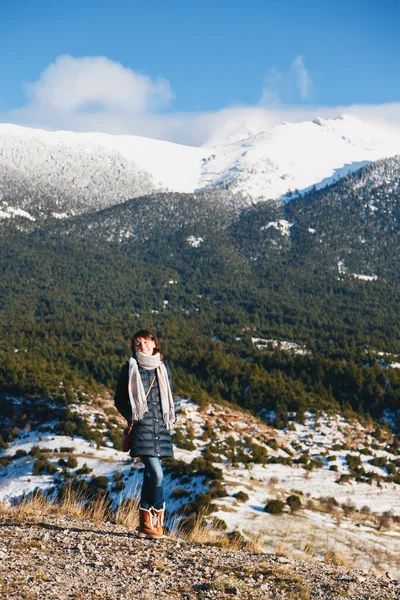 Зимний Портрет Молодой Улыбающейся Кавказки Великолепным Видом Заснеженные Горы Заднем — стоковое фото