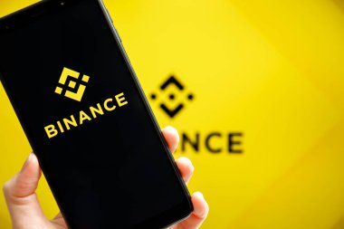 Ukrayna, Odessa - 9 Ekim 2021: Binance uygulaması arka planda Binance logosu ile akıllı telefon ekranında çalışan el bilgisayarı. Binance kripto döviz ve ticaret platformudur.