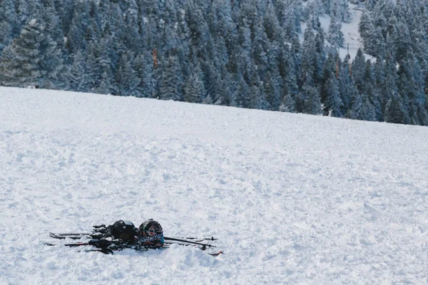 Two Pairs Skis Helmets Lying Snow Ski Slope — Stock Photo, Image