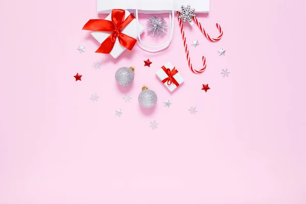 Kerstmis Nieuwjaarscompositie Witte Papieren Zak Met Cadeautjes Snoepgoed Stokken Vakantie — Stockfoto