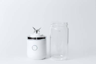 Smoothie 'yi beyaz arkaplanda izole etmek için taşınabilir küçük karıştırıcı.