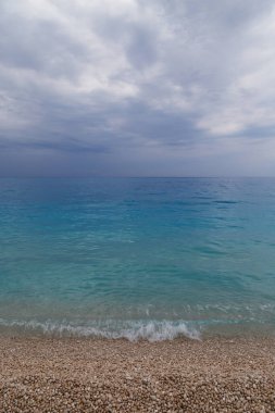 İyon Denizi üzerinde kara fırtınalı dramatik gökyüzü. Myrtos Sahili, Cephalonia Adası, Yunanistan, Avrupa