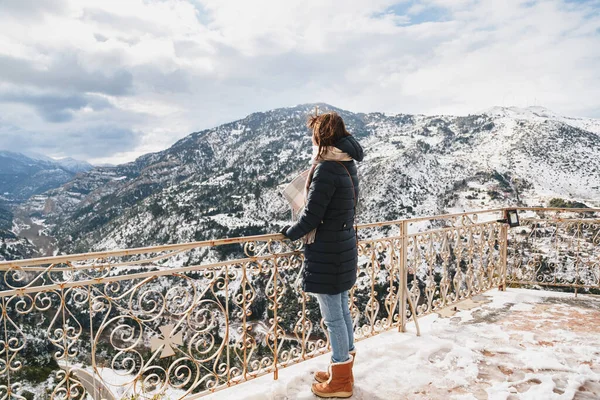 Achteraanzicht Van Een Jonge Vrouw Het Bergtop Observatiedek Boven Vouraikos — Stockfoto