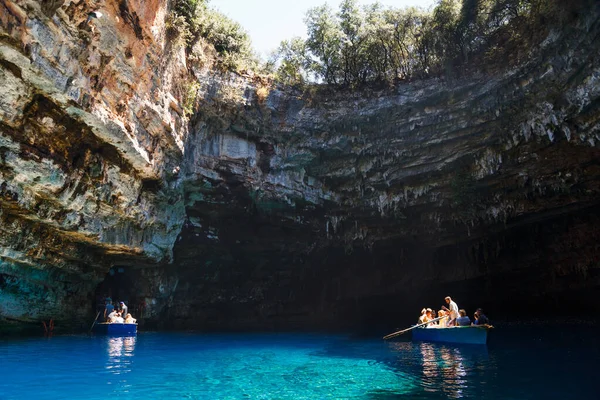 Melissani Mağarası, Cephalonia Adası, Yunanistan - 14 Temmuz 2019: Melissani Gölü 'nün ortasında turistli küçük tekneler ve fantastik mavi deniz suyu