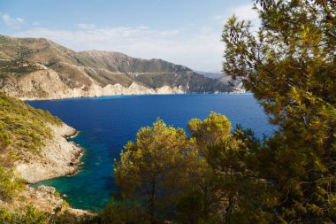 Asos köyü, Assos yarımadası ve mavi İyon Denizi suyu manzarası. Gökyüzü manzarası, ünlü ve son derece popüler Cephalonia, Yunanistan ve Avrupa 'daki yaz manzarası