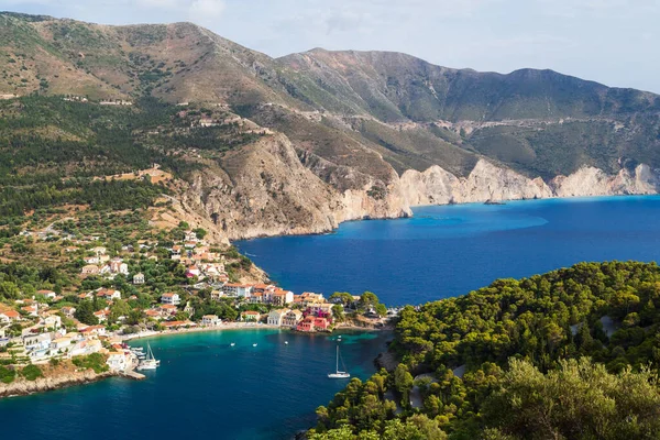 Asos köyünün muhteşem manzarası, Assos yarımadası ve mavi İyon Denizi suyu. Gökyüzü manzarası, ünlü ve son derece popüler Cephalonia, Yunanistan ve Avrupa 'daki yaz manzarası