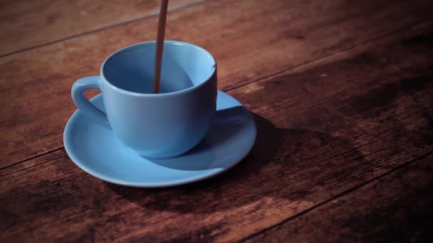 素朴な木製のテーブルの上に熱いコーヒーのカップ コーヒータイムドリンク イタリアのコーヒー — ストック動画
