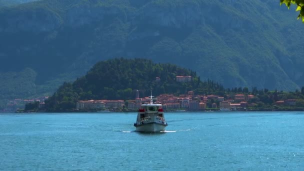 Ein Eindrucksvolles Boot Überquert Den Comer See Mit Bellagio Hintergrund — Stockvideo
