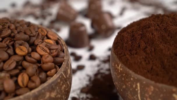 咖啡豆和椰子碗里的粉末 背景是咖啡壶 有机食品 意大利咖啡 — 图库视频影像